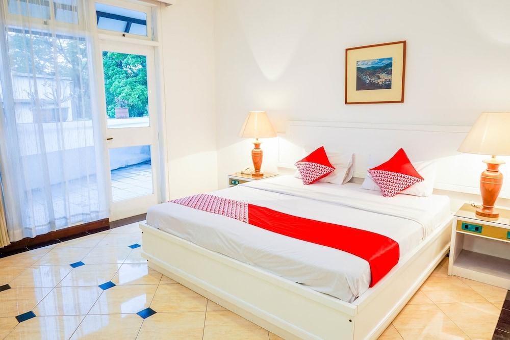 Hotel Utari Dago Бандунг Экстерьер фото